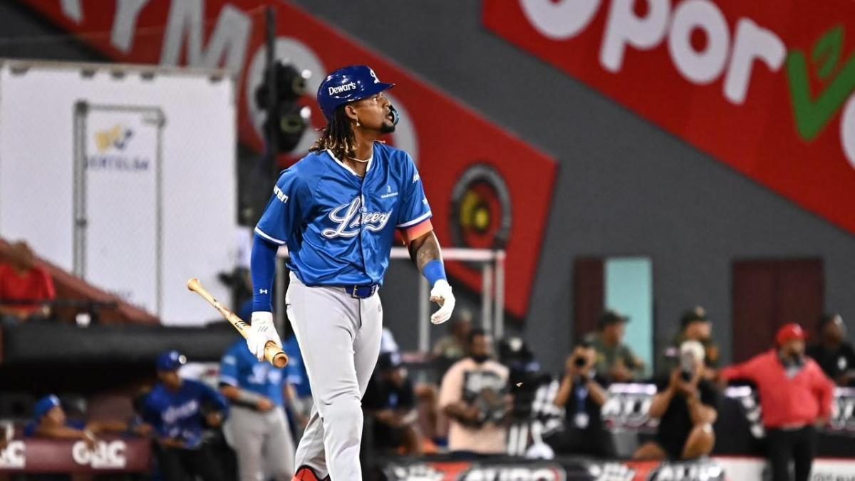 Kevin Alcántara celebra jonrón con el uniforme de los Tigres del Licey en el Estadio Julián Javier