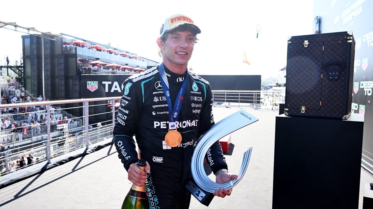 Kimi Antonelli al volante del Mercedes en la F1 2026, celebrando una de sus victorias en la temporada