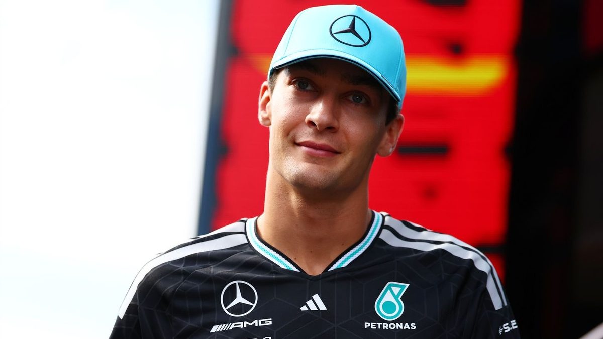 George Russell y Kimi Antonelli juntos en el garaje de Mercedes durante el Gran Premio de España 2026 en el circuito Madring
