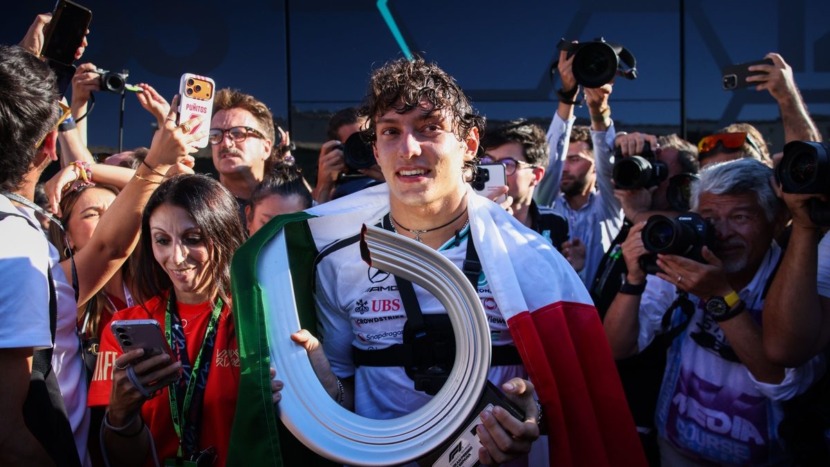 Kimi Antonelli celebrando su victoria en el Gran Premio de España de Fórmula 1 2026
