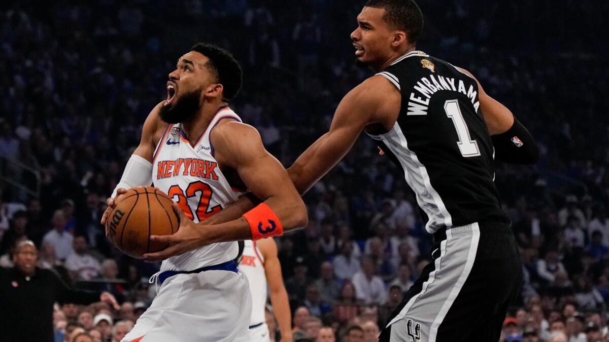 Victor Wembanyama y Amen Thompson disputan un balón en el partido entre Spurs y Rockets en la NBA