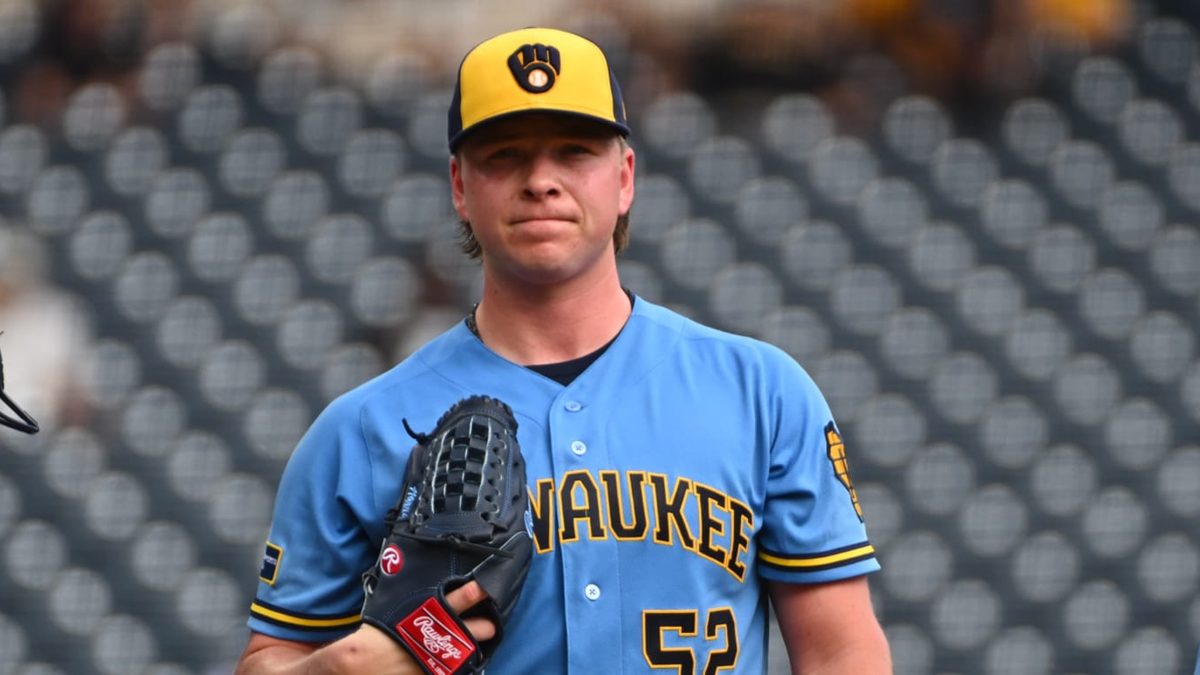 Kyle Harrison lanzando para los Milwaukee Brewers en el PNC Park de Pittsburgh