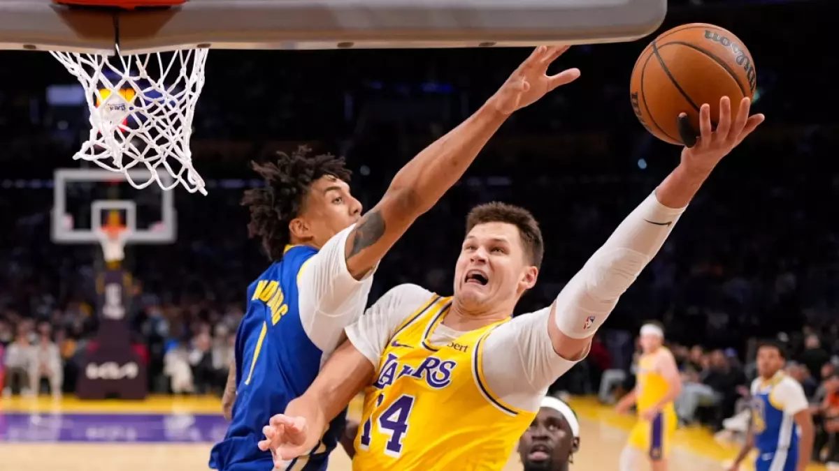 Walker Kessler machaca un alley-oop en su debut con los Lakers ante los Warriors en el Crypto.com Arena