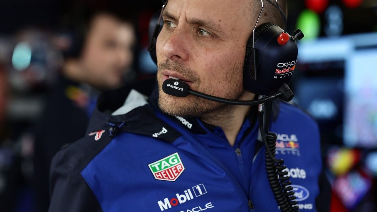 Gianpiero Lambiase en el muro de Red Bull durante un Gran Premio de Fórmula 1