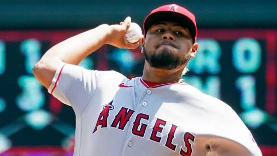 Jaime Barría, lanzador panameño, en el montículo durante un partido de béisbol profesional