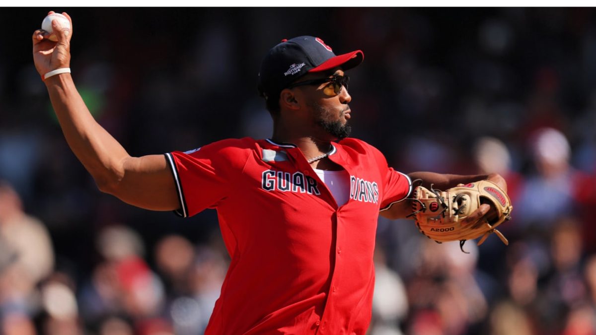 Donovan Mitchell, base de los Cavaliers, realiza el lanzamiento de honor en el Progressive Field de Cleveland