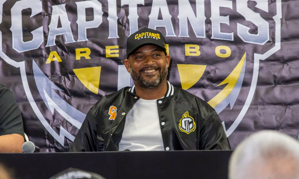 Larry Ayuso con uniforme de los Capitanes de Arecibo celebrando un campeonato del BSN