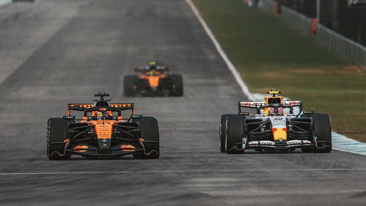 Liam Lawson en su Racing Bulls durante el Gran Premio de Bahréin en Malasia, junto a Oscar Piastri en su McLaren