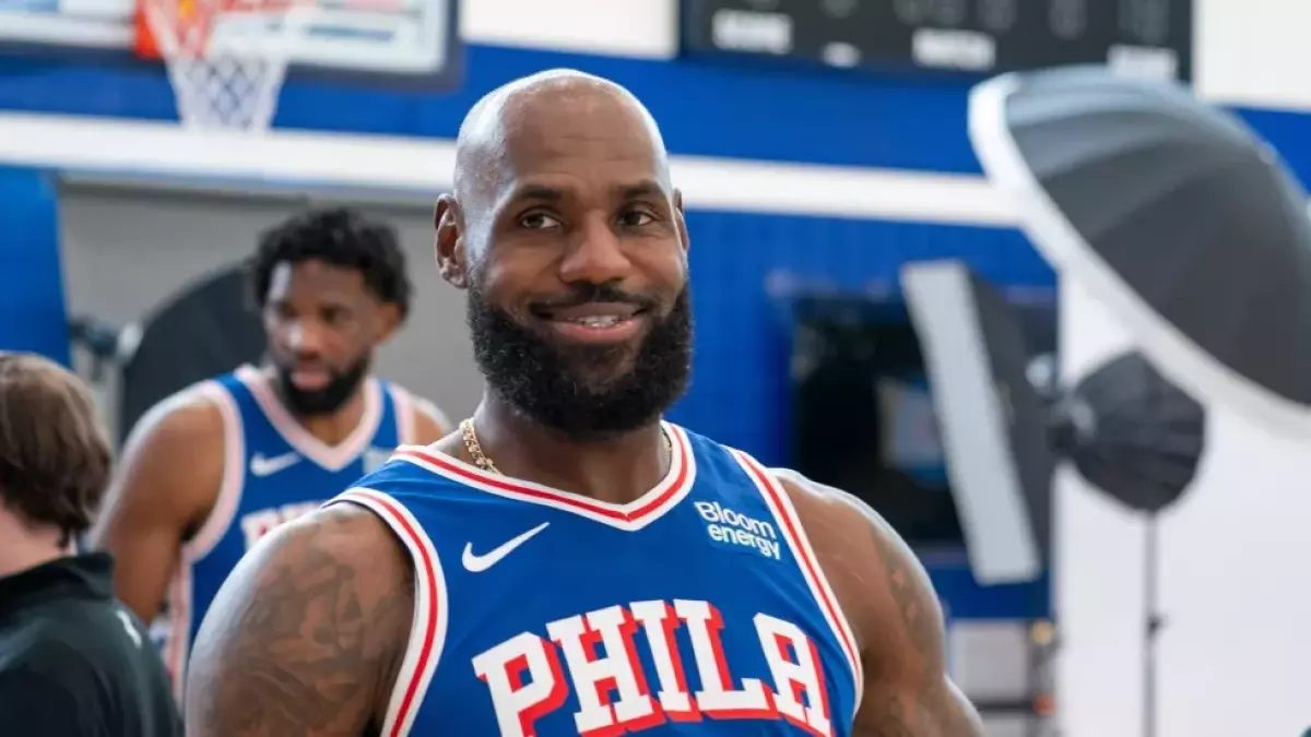 LeBron James con la camiseta número 23 de los 76ers de Filadelfia en el día de medios del campamento de entrenamiento