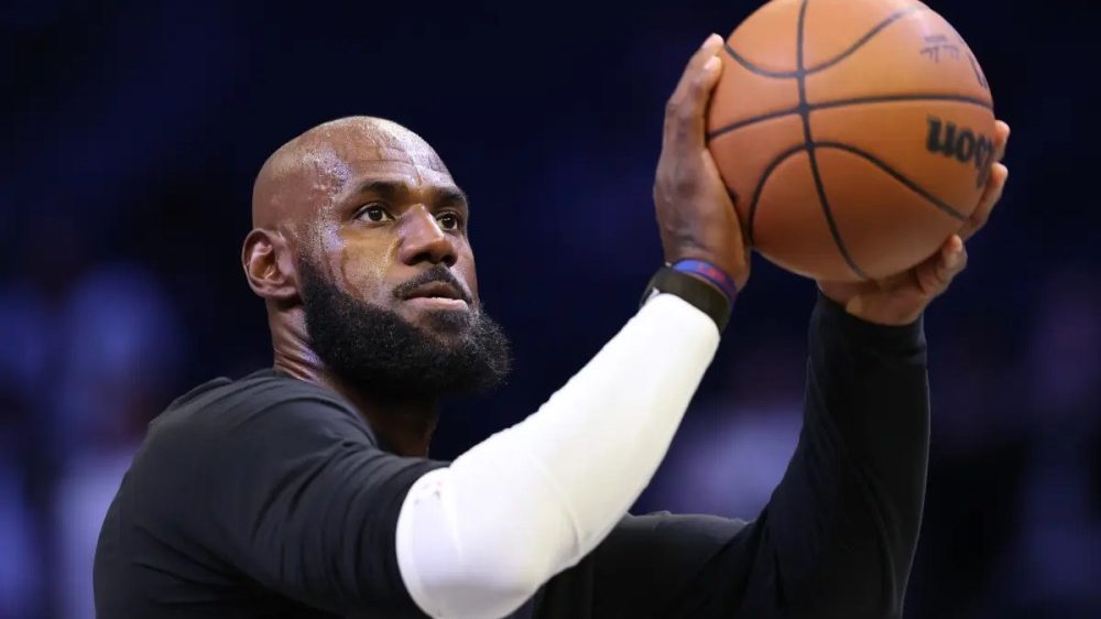 LeBron James en el campo de entrenamiento de los Philadelphia 76ers durante la temporada NBA 2026