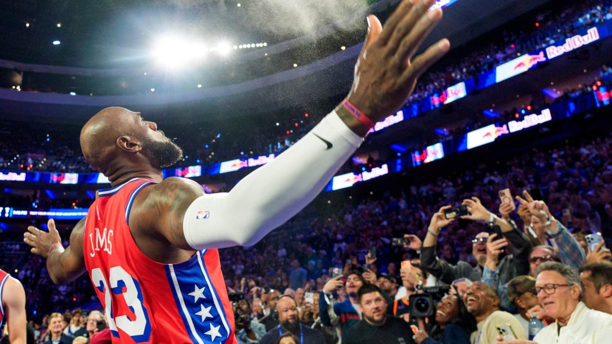 LeBron James celebrando una canasta con la camiseta de los Philadelphia 76ers ante los New York Knicks en el Xfinity Mobile Arena