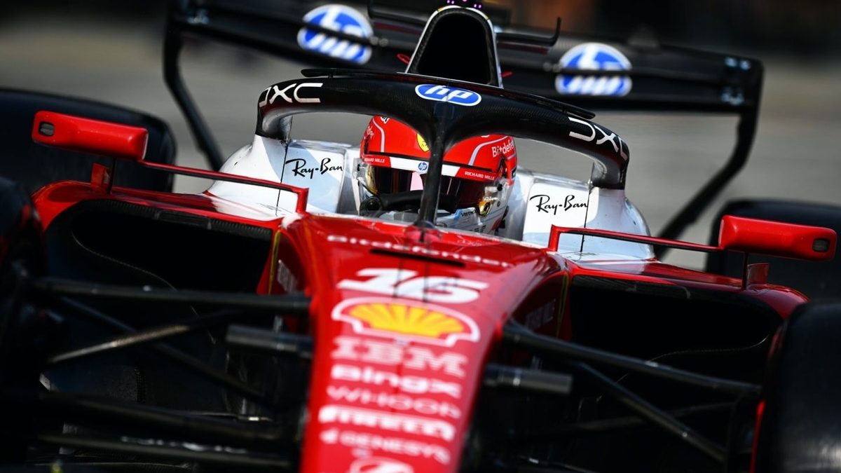 Charles Leclerc con el Ferrari SF-26 en el circuito de Sepang durante la clasificación del Gran Premio de Malasia 2026