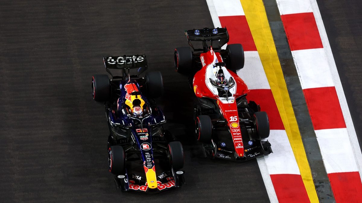 Charles Leclerc en Ferrari y Max Verstappen en Red Bull disputando la curva 1 en la salida del Gran Premio de Singapur de F1