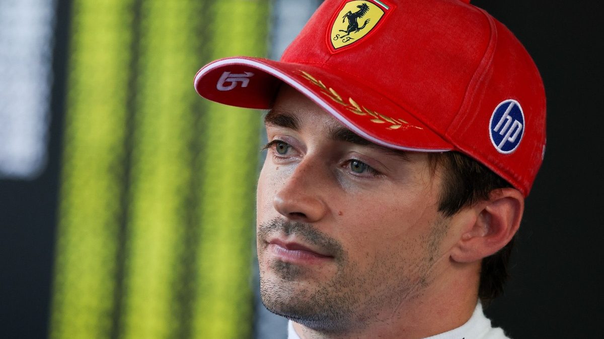 Charles Leclerc con el overol de Ferrari en el paddock de Fórmula 1
