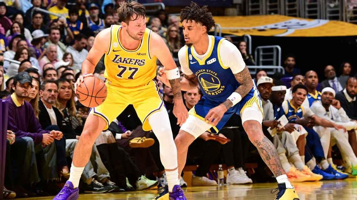 Yaxel Lendeborg defendiendo a Luka Doncic en el partido inaugural de la NBA entre Warriors y Lakers