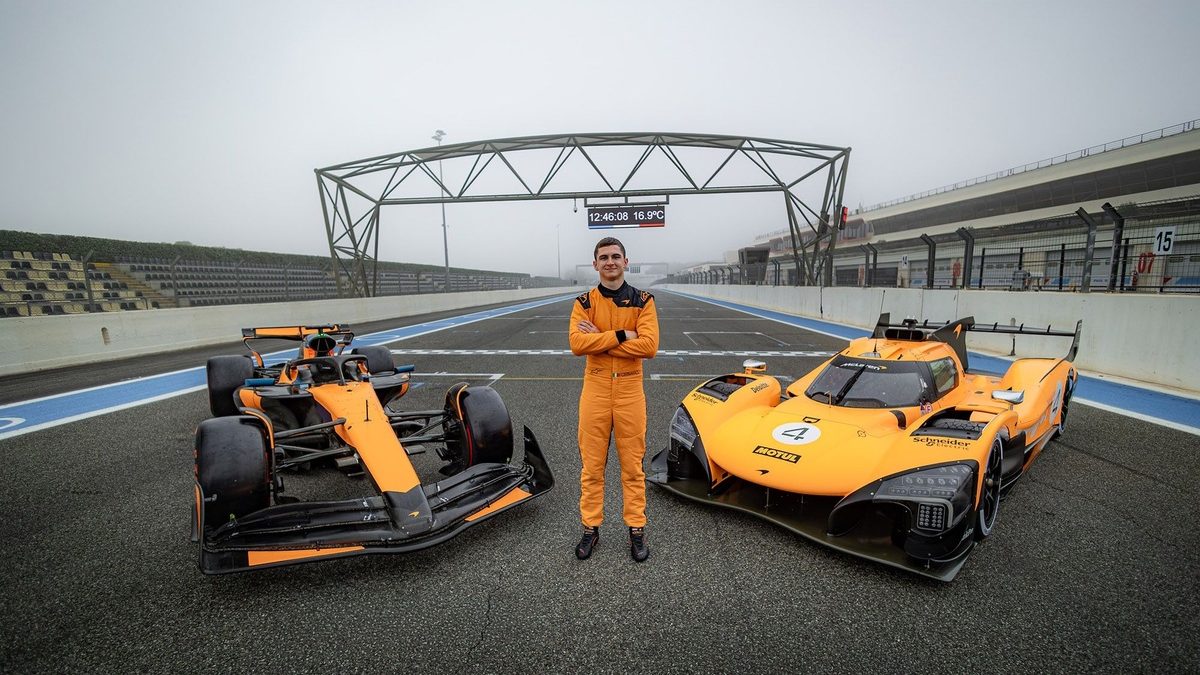 Leonardo Fornaroli con el mono de McLaren junto al Hypercar en pista durante pruebas