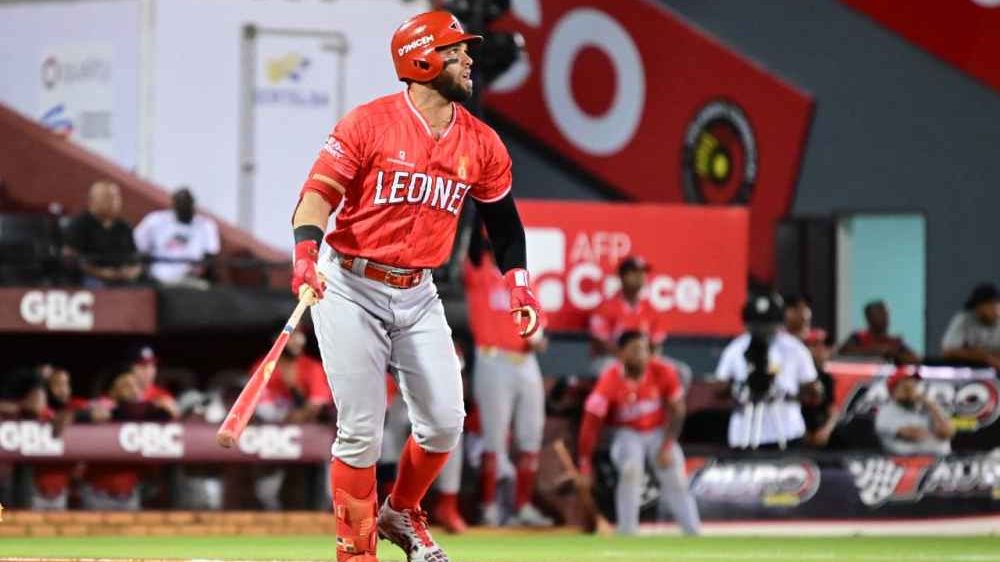 Jugadores de los Leones del Escogido celebrando victoria sobre los Gigantes del Cibao en el estadio Julián Javier