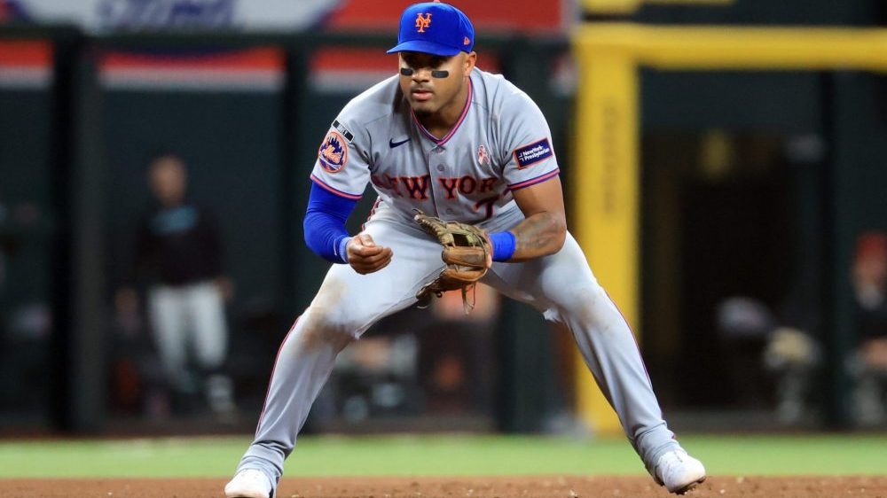 Andy Ibáñez con uniforme de béisbol durante un partido de Grandes Ligas