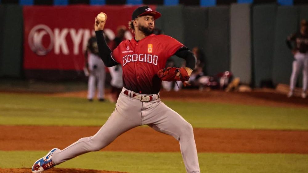 Jeremy Rhoades lanzando desde el montículo, nuevo abridor de los Leones del Escogido para la LIDOM 2026-27
