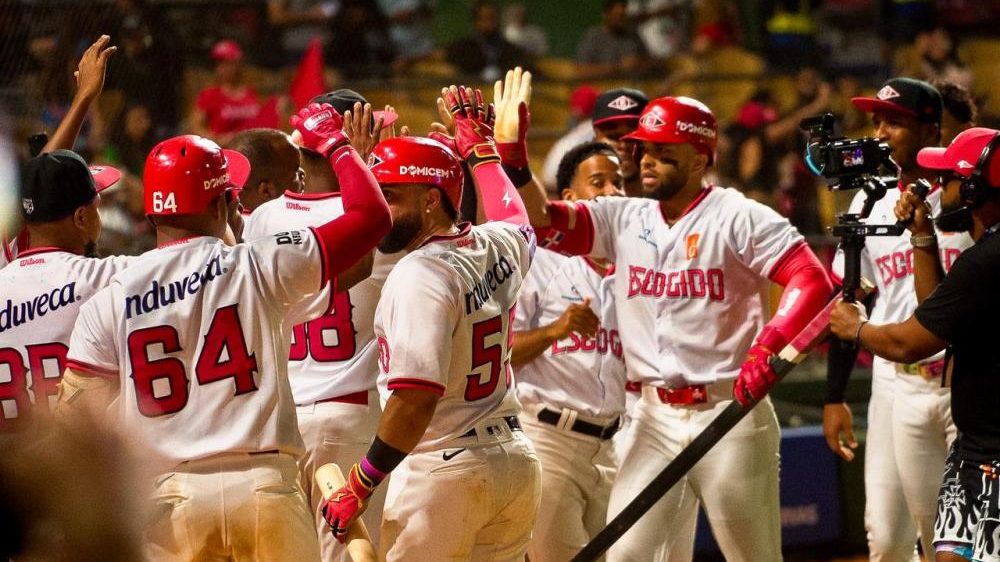 José Marmolejos celebra su cuadrangular solitario con los Leones del Escogido en el estadio Quisqueya Juan Marichal