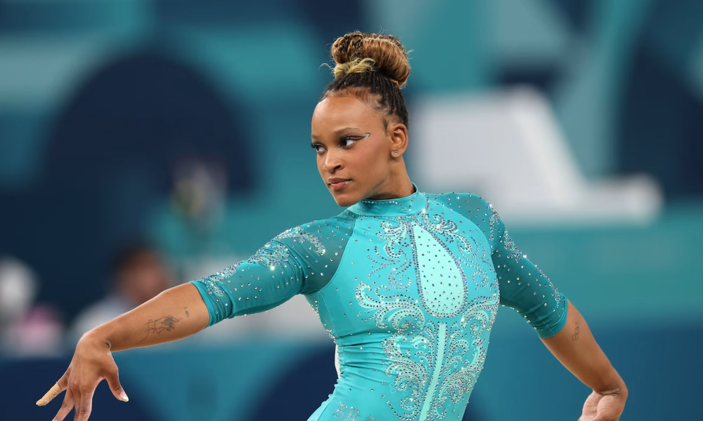 Gimnastas en competición luciendo leotardos reglamentarios durante los Juegos Olímpicos de París 2024