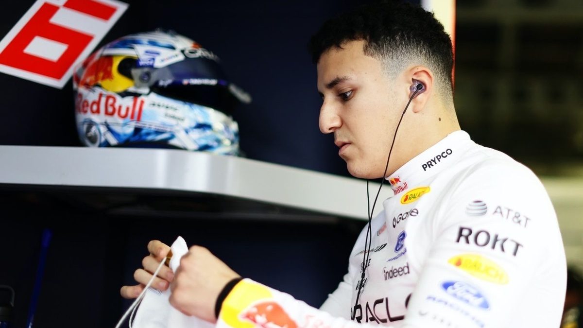 Isack Hadjar con el casco puesto en el cockpit del Red Bull Racing durante el Gran Premio de Azerbaiyán en Bakú