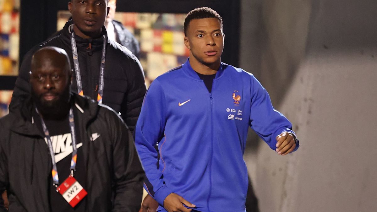 Kylian Mbappé sale cojeando del campo durante el partido de Francia en la Nations League tras sufrir una lesión de rodilla