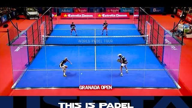 Jugador de pádel en cancha realizando un golpe de revés con raqueta y pelota visible