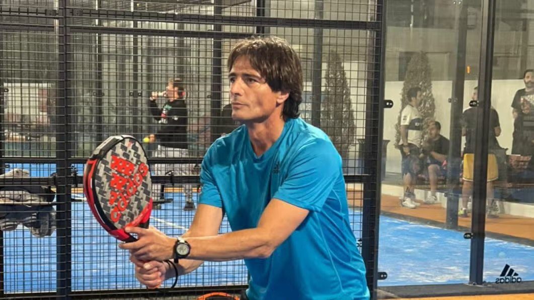 Gustavo Oliva, exjugador de pádel catalán que alcanzó el Top-50 español, en una cancha de pádel