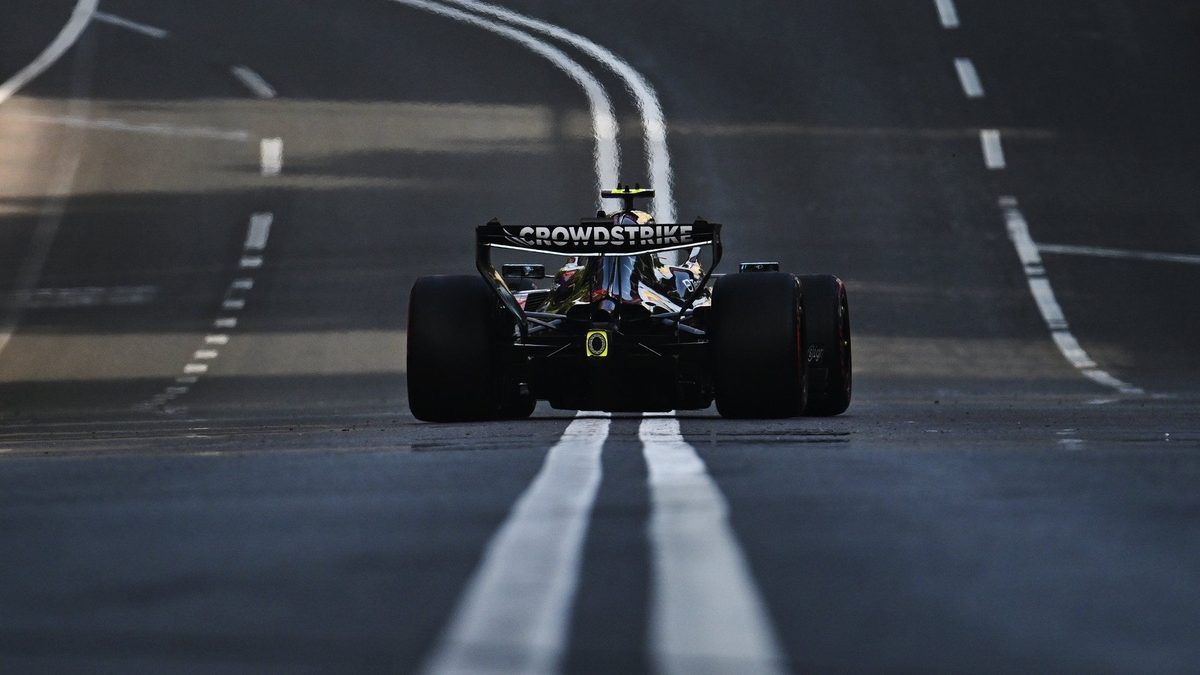 George Russell al volante del Mercedes W17 durante los entrenamientos libres del Gran Premio de Azerbaiyán en Bakú