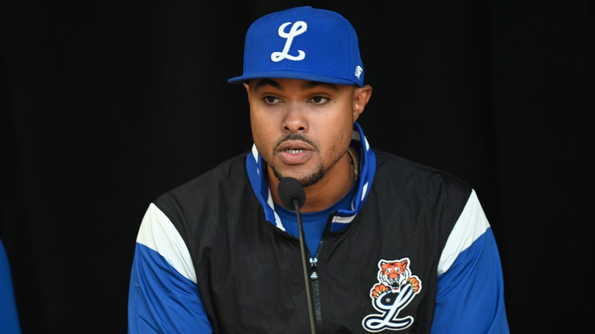 Manager Gilbert Gómez en el dugout de los Tigres del Licey durante un partido de béisbol invernal dominicano