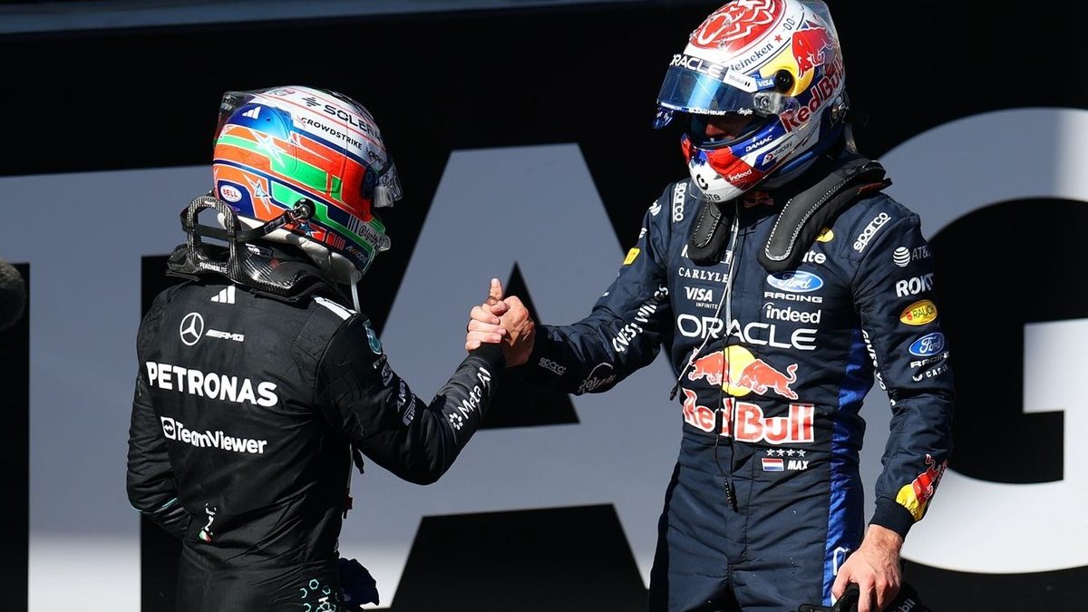 Max Verstappen en el podio del Gran Premio de España 2026 tras finalizar detrás de Kimi Antonelli