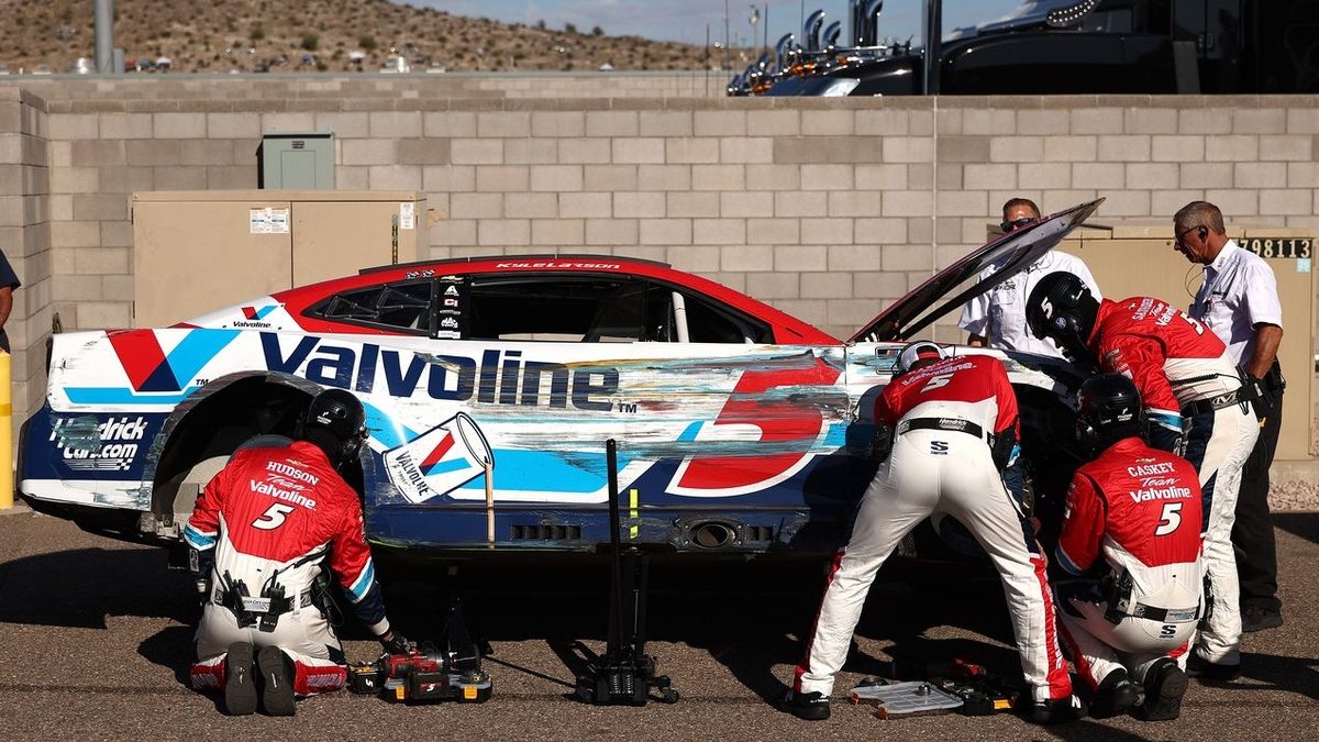 Kyle Larson junto a su Chevrolet No. 5 de Hendrick Motorsports en el pit lane de Phoenix Raceway
