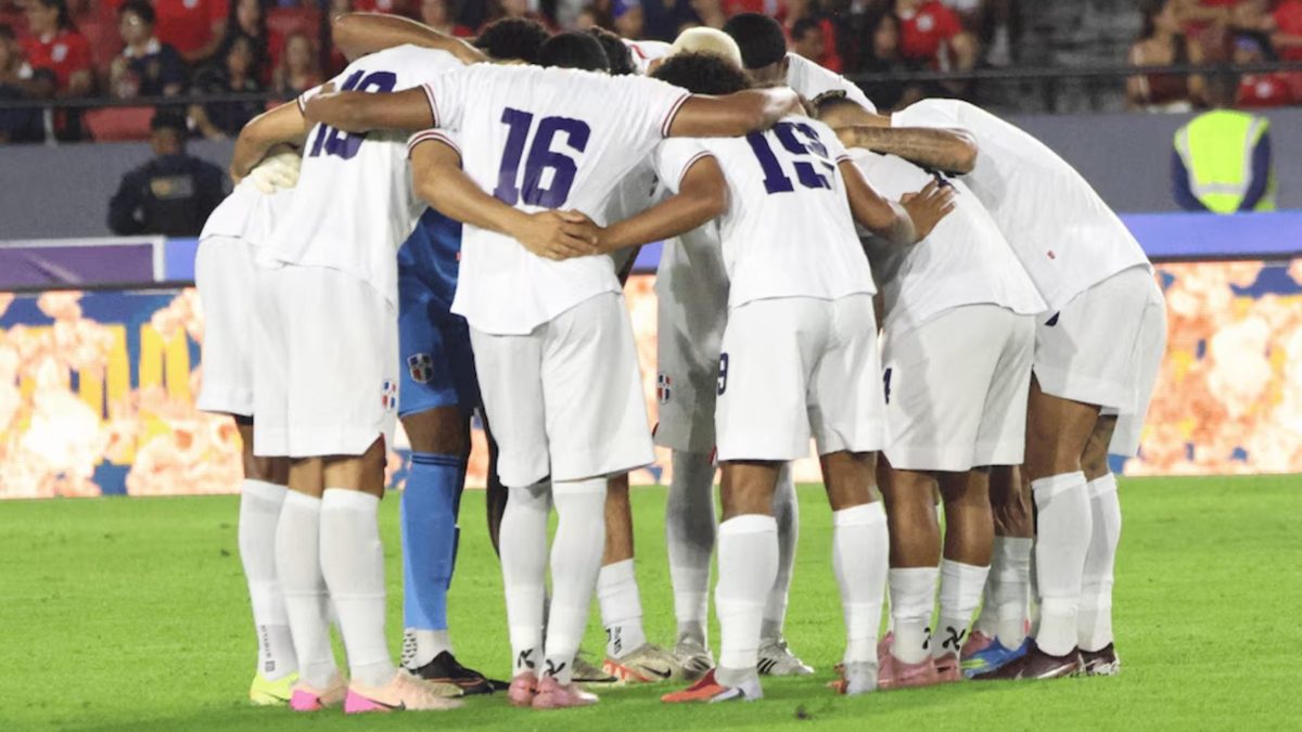 Jugadores de la selección dominicana de fútbol en el campo durante un partido oficial de la Liga de Naciones de Concacaf