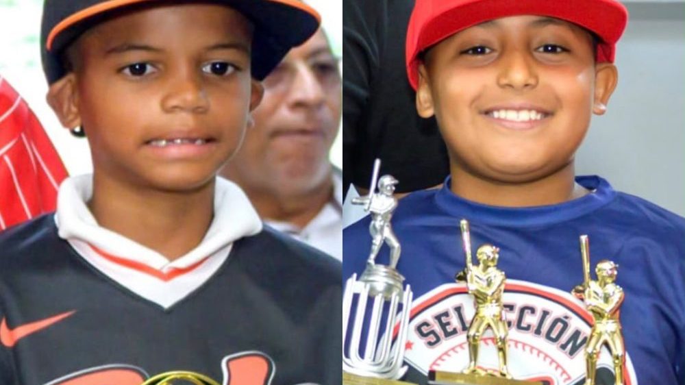 Niños recibiendo trofeos en la premiación del III Torneo de la Liga Chino Suazo en el salón Juan Pablo Duarte de la Alcaldía de Santiago