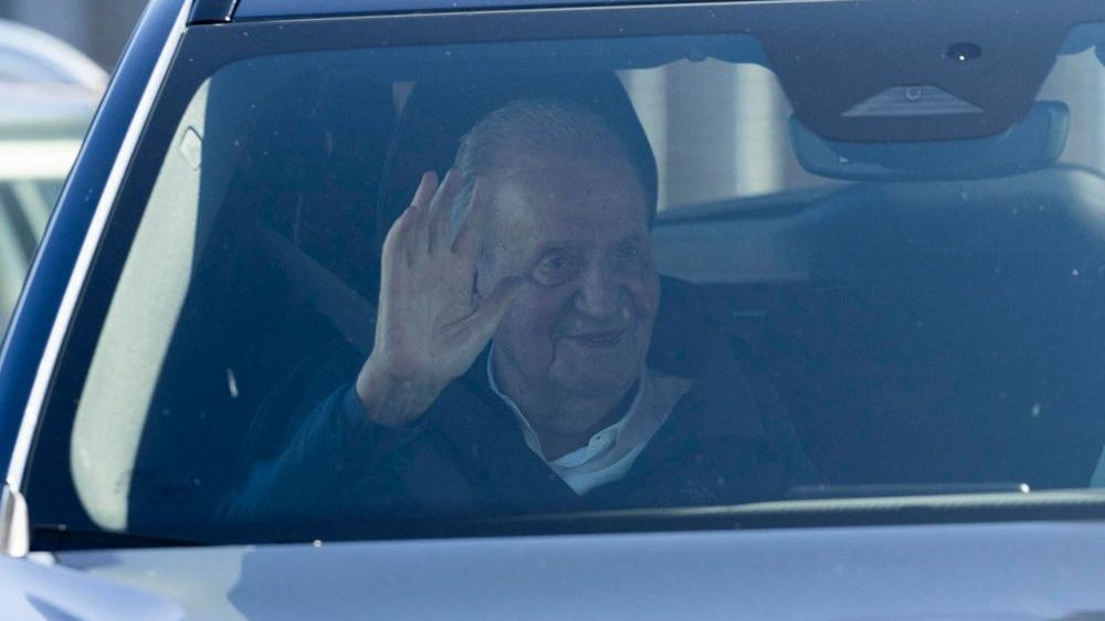 Rey emérito Juan Carlos I en el timón de El Bribón durante una regata en la ría de Pontevedra