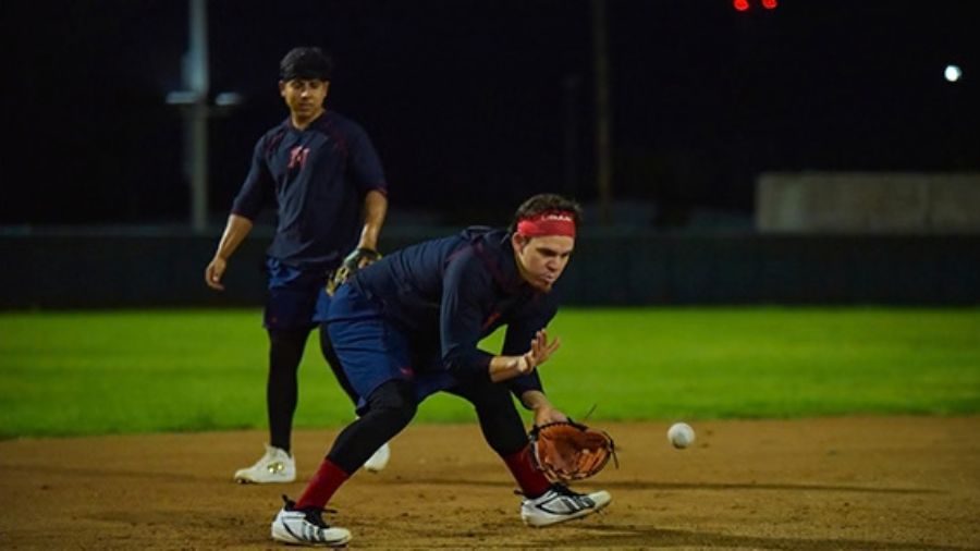 Peloteros de la Liga Mexicana del Pacífico en acción durante un juego de temporada invernal