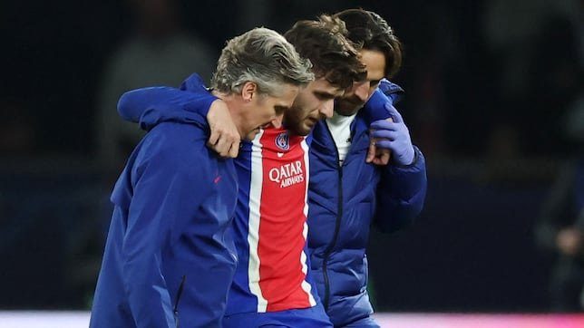 Kvaratskhelia abandona el campo con dolor en la rodilla derecha durante el partido PSG vs Barcelona
