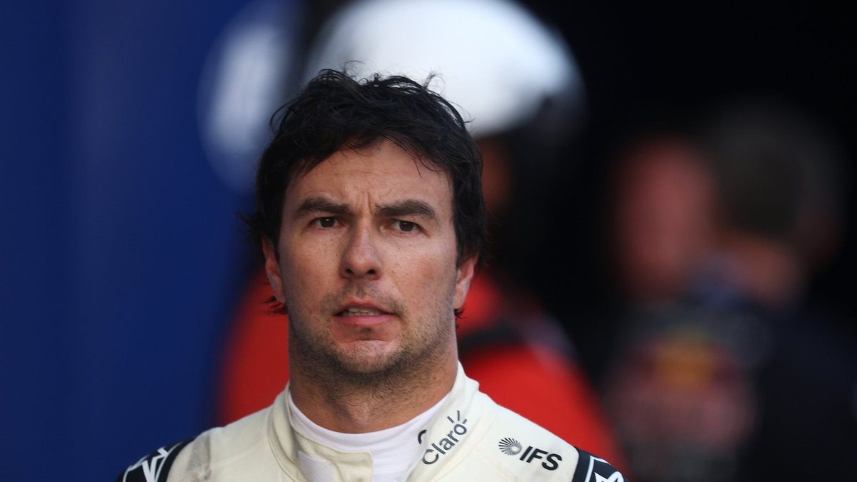 Sergio Pérez con el monoplaza de Cadillac Racing en el paddock de Fórmula 1 2026