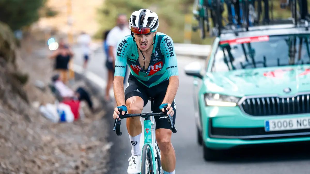 Ciclistas del equipo Kern Pharma durante una carrera de ruta en 2026