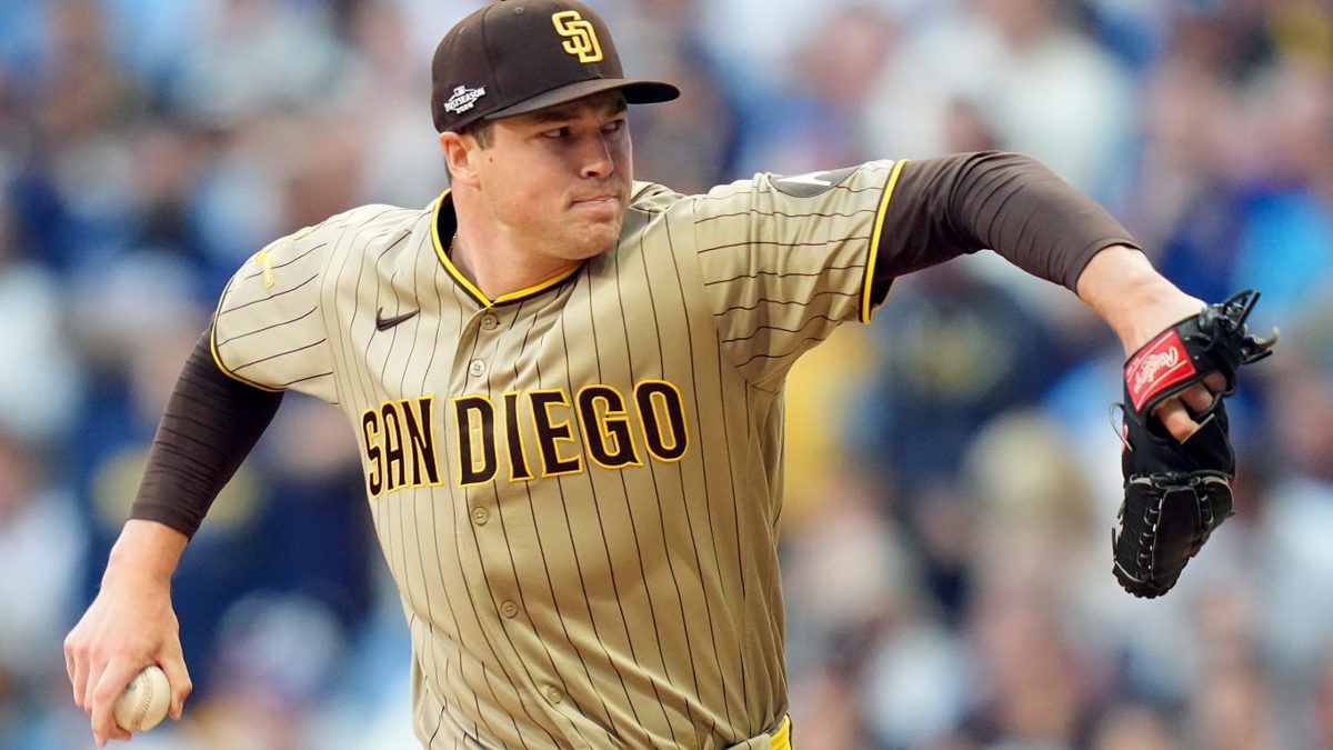 Mason Miller, cerrador de los Padres de San Diego, lanzando en un juego de postemporada de la MLB