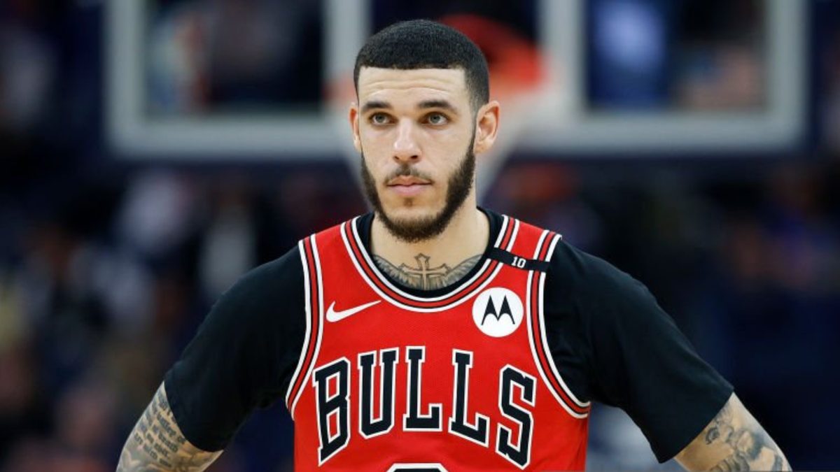 Lonzo Ball en uniforme de la NBA durante un partido de temporada regular