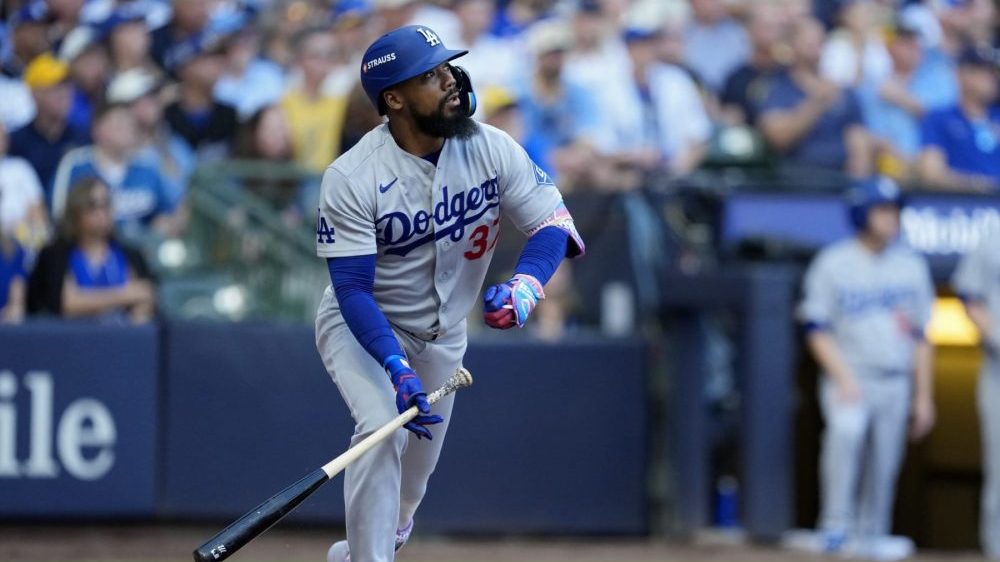 Jugadores de los Dodgers en el dugout durante el Juego 2 de la Serie de Campeonato de la Liga Nacional ante los Cerveceros