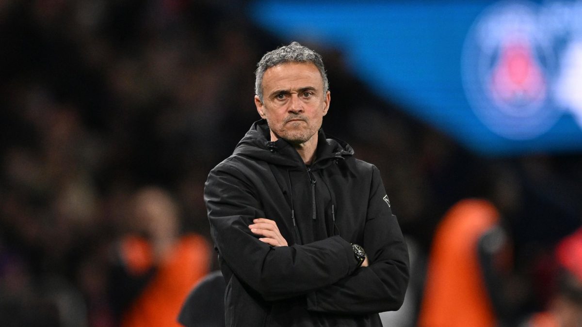 Luis Enrique dando instrucciones desde la banda durante un partido del París Saint-Germain