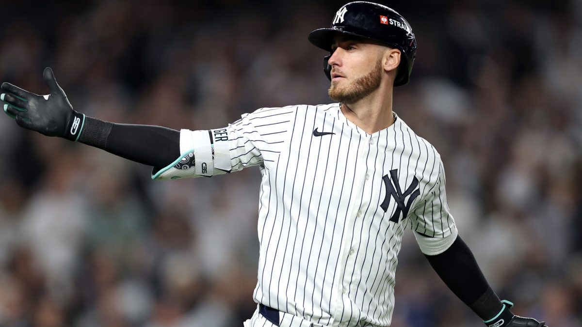 Luis García Jr. cruza el plato tras su jonrón ante los Medias Rojas en el Yankee Stadium durante la Serie del Comodín 2026