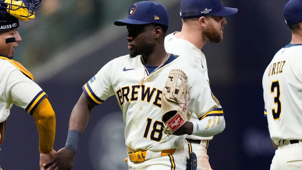 Luis Lara, novato de los Cerveceros de Milwaukee, celebra su hit de la ventaja ante Tarik Skubal en el Juego 1 de la SCLN