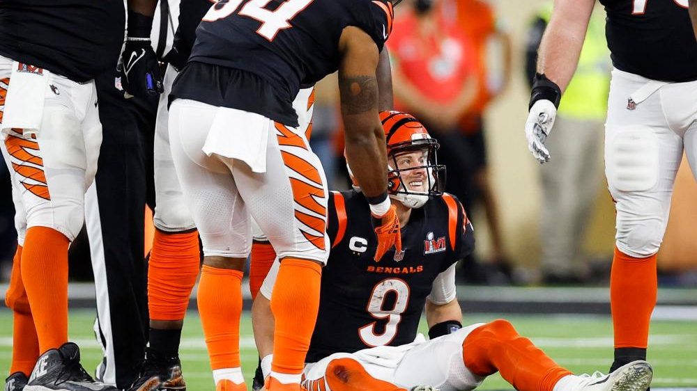 Joe Burrow lanzando un pase de touchdown para los Cincinnati Bengals ante los Miami Dolphins