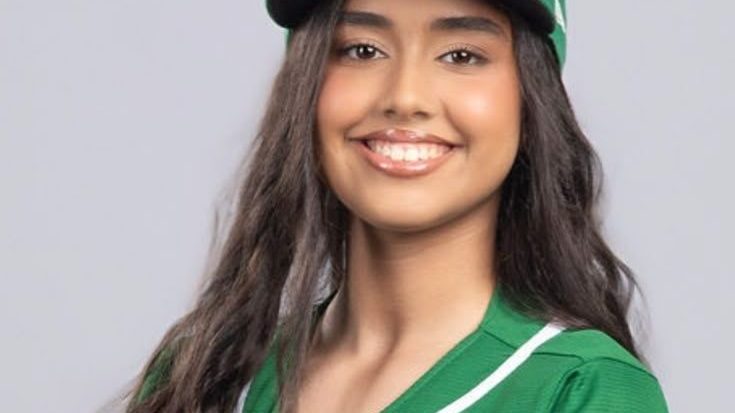 Arianne Carolina Martínez Almánzar, madrina de las Estrellas Orientales para la temporada 2026-2027, en el Estadio Tetelo Vargas