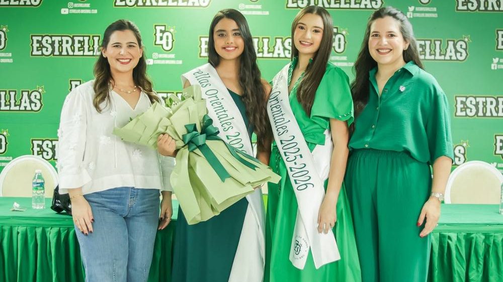 Arianne Carolina Martínez Almánzar recibe la banda de madrina de las Estrellas Orientales de manos de Eileen Rodríguez en el Estadio Tetelo Vargas