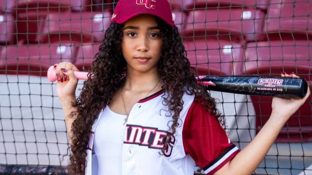 Azul Amparo Taveras, madrina de los Gigantes del Cibao, en el estadio Julián Javier de San Francisco de Macorís